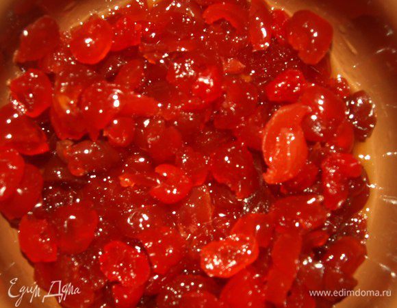 Вишню заливаем коньяком/