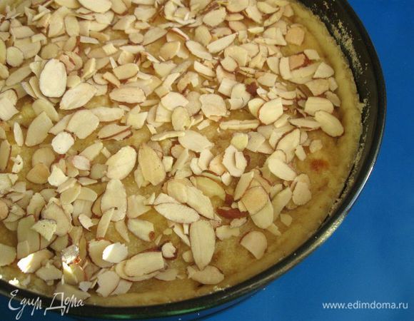 Покрыть верх торта миндальными лепестками. Отправить в духовку на 40 минут (время приблизительное). 