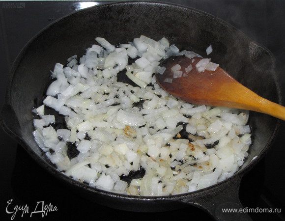 Лук мелко порезать и обжарить в растительном масле до прозрачности.