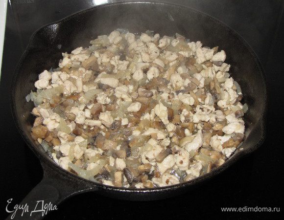 Добавить грибы и курицу, нарезанные мелким кубиком. Готовить, помешивая, до готовности.