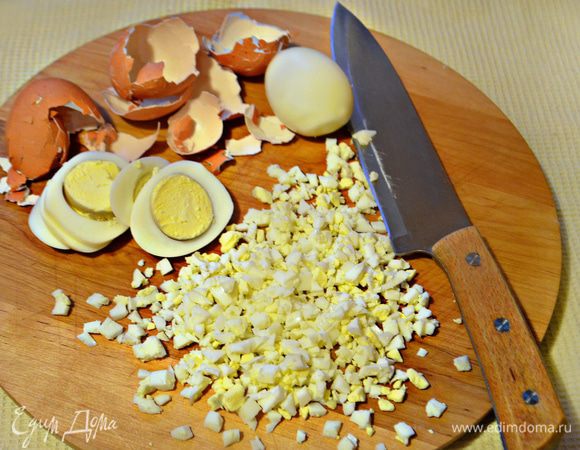 Яйца отварить, очистить от скорлупы и порубить.