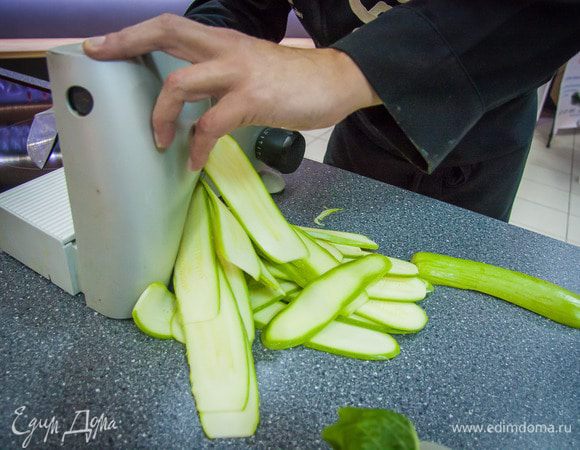 Или можно воспользоваться специальной овощерезкой.