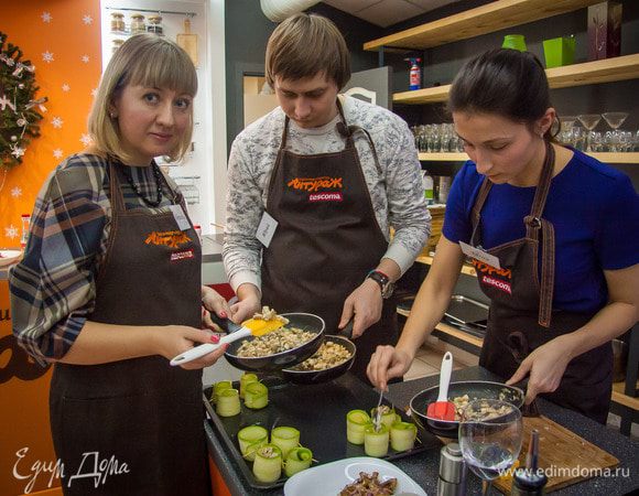 Подготовленные рулеты выложить в форму, смазанную растительным маслом, и заполнить их жульеном.