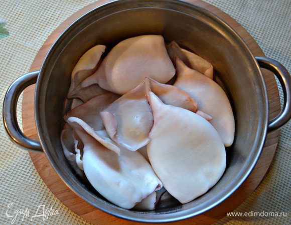 Кальмары очистить от шкурки и внутренностей, хорошо промыть. 
Отварить 1-2 минуты в кипящей подсоленной воде.