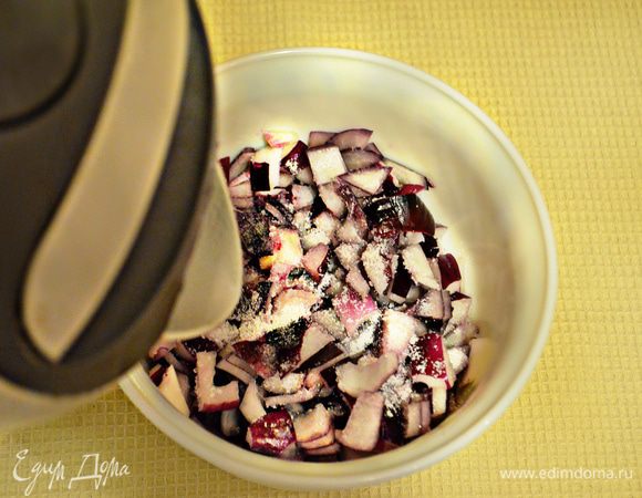 Красный лук (половина большой головки) почистить, мелко порезать, залить подсоленным кипятком и оставить на 5 минут. 