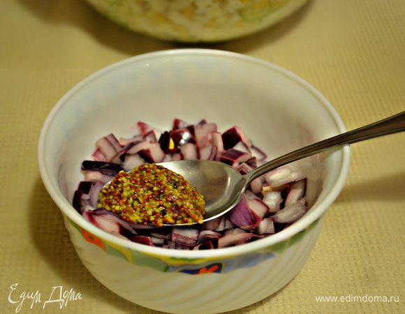 Затем воду слить, добавить винный уксус, 0,5 ст. л. дижонской горчицы и перемешать.