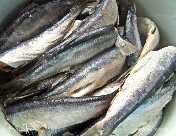 Салаку свежую чистим, моем или размораживаем готовую очищенную.