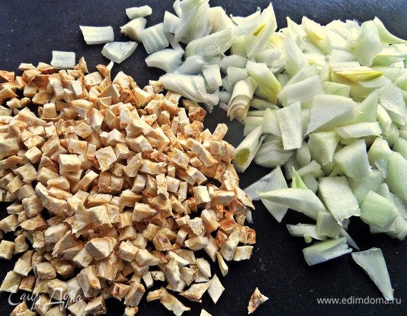 Корень сельдерея моем, чистим и мелко рубим, или лучше натереть на тёрке, примерно 2 горсти.