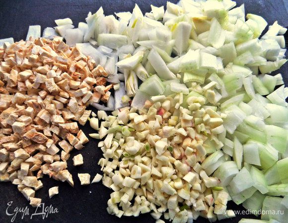 Лук и чеснок очищаем, измельчаем как обычно.