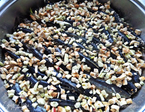 Посыпаем салаку сельдереем равномерно.