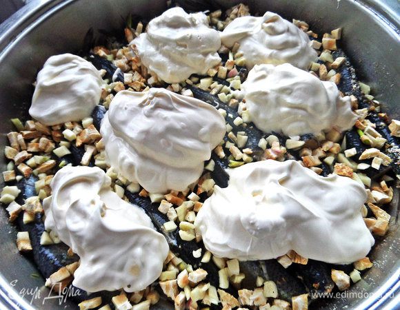 Теперь покрываем сметанным слоем сверху. Если разбавить сметану водой, тогда рыбка получится более пропаренная, как варёная.