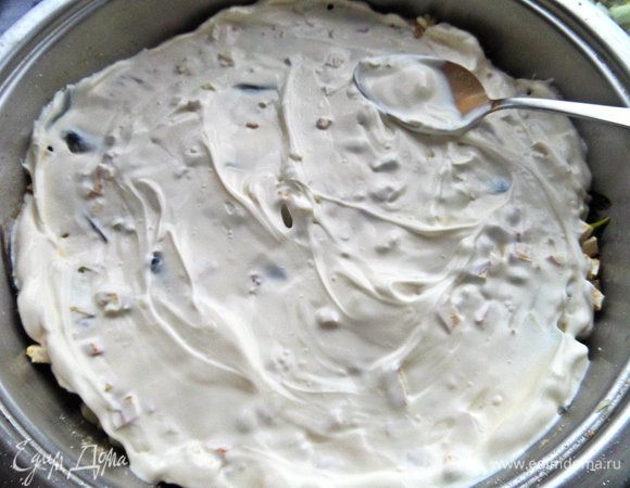 Разравниваем ложкой.