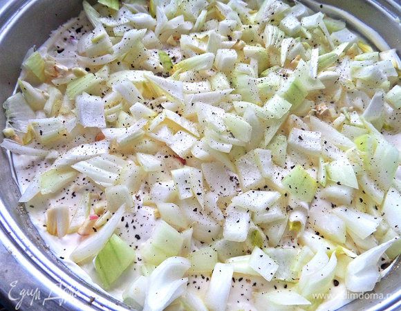 Насыпаем на сметану лук, чеснок (чтобы зажарились сверху), перчим, солим по вкусу.