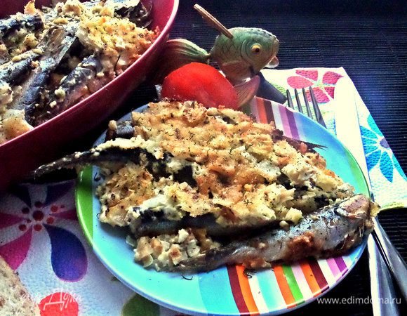 Рыбку подаём прямо с верхней сметанно-овощной корочкой.