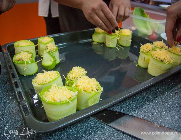 Сверху присыпать сыром. Запекать 5-7 минут в духовом шкафу при 180°С.