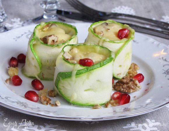 Готовые рулетики переложить на блюдо или тарелку, украсить по своему желанию. Я немного присыпала грецкими орехами и зернами граната. Приятного аппетита!