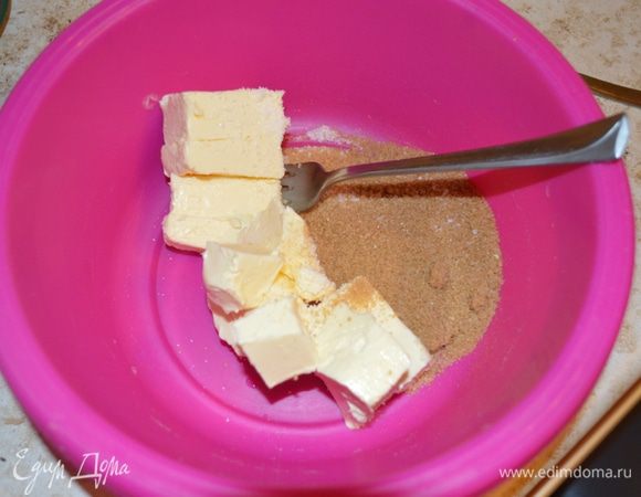 Сливочное масло растереть с сахаром, добавить ванилин, щепотку соли.