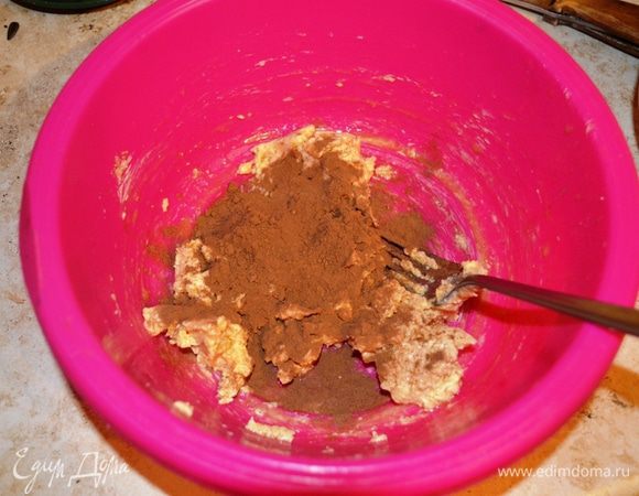 Тесто разделить на две равные части. В одну добавить какао-порошок и 150 г муки. Вымесить тесто в шар.