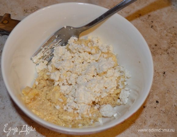 В другой емкости в тесто добавляем творог и оставшиеся 150 г муки.