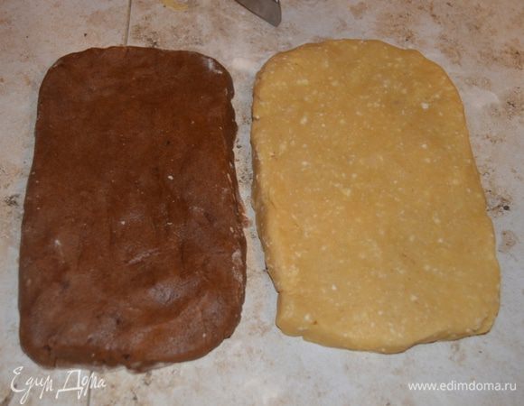 С помощью скалки (у меня отлично вышло руками, тесто поддатливое) раскатать в пласты одинакового размера (15 на 10 см).