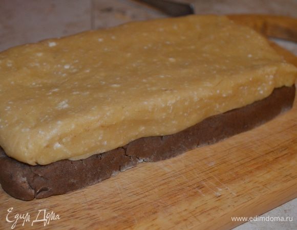 На темный пласт теста положить светлый. Все это на дощечку, и на 30-40 мин в холодильник