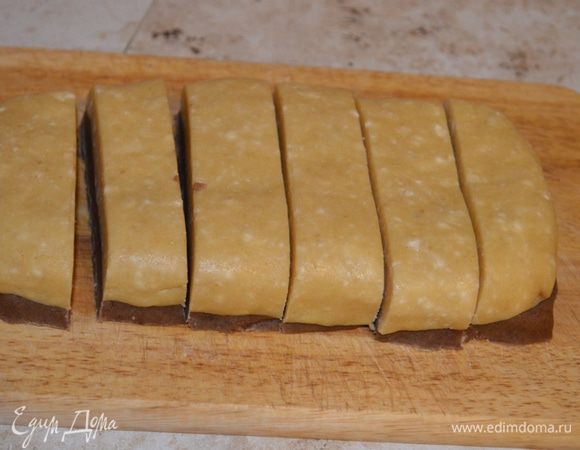 По истечению времени достаем тесто. Разрезать пласты поперек на четное кол-во равных по ширине частей (у меня вышло 6 шт). Затем пластины из двух видов теста сложить по две так, чтобы светлая полоса была на темной, а темная — на светлой.