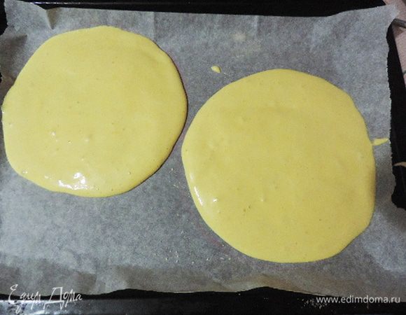 Приготовим бисквит "Джоконда". Очень подробный рецепт с пошаговыми фото можно посмотреть здесь http://www.edimdoma.ru/retsepty/69151-tort-opera 
Для тех, кому лень идти по ссылке, коротко повторю. 
Яичные белки взбиваем с солью и сахаром до устойчивых пиков.
Яйца с пудрой, мукой и миндальной мукой складываем в одну емкость и начинаем взбивать минут 6-8 до получения однородной гладкой и светлой массы.
аккуратно в два приема вводим в полученное тесто взбитые белки, а затем растительное масло.
На пергаменте рисуем два круга диаметром 18 см. Равномерно распределяем по ним тесто.