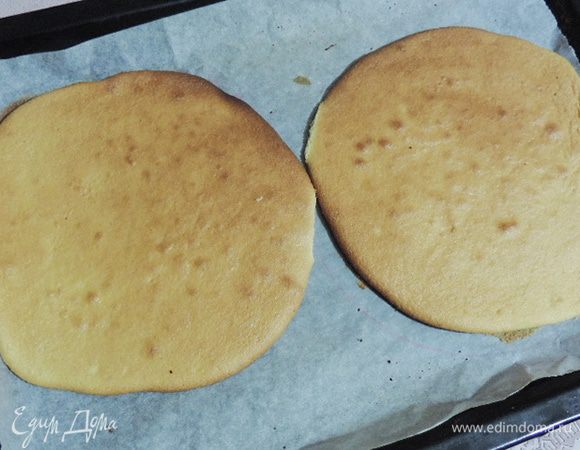 Выпекаем коржи в разогретой до 200°C духовке 5-7 минут. Ориентируйтесь на свою духовку. Бисквит должен хорошо подрумяниться, верх не должен липнуть, а серединка бисквита — пружинить при нажатии. Бисквиты поднимаются совсем немного. Так и должно быть — не переживайте.