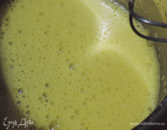 Для крема нужно масло комнатной температуры.
Нам придется делать одновременно два дела: варить карамельный сироп и взбивать яйца. Для сиропа смешиваем сахар и воду в небольшом ковшике (желательно с толстым дном), доводим до кипения и увариваем до температуры 124°C. Если термометра нет, то ориентируемся так. Если капельку сиропа капнуть в холодную воду, то из нее можно скатать шарик. Внешние признаки: сироп светло-желтый, пузыри крупные, лопаются медленно, но все равно проверяйте на шарик!
Тем временем взбиваем яйцо до состояния светлой пены.