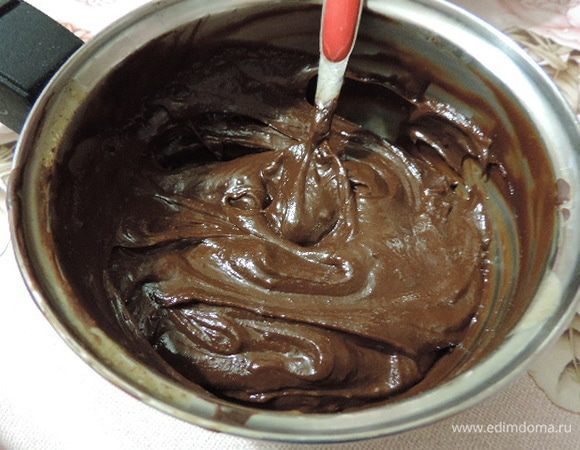 Пока бисквиты остывают, приготовим ганаш, ведь ему надо еще остыть в холодильнике. Сливки вскипятить, залить поломанный на кусочки шоколад. Дать постоять пару минут, перемешать до однородности. Далее я ненадолго убираю его в холодильник. Когда он загустеет, достаем его и держим при комнатной температуре до использования. Если он застынет в холодильнике слишком сильно, с ним будет сложно работать. Если же это все же случилось — подогрейте его еще раз и снова остудите.