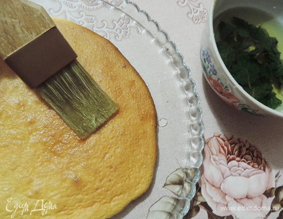 На блюдо выкладываем пласт бисквита застывшим шоколадом вниз. Этот шоколад не даст бисквиту полностью размокнуть и вытечь сиропу.
Обильно пропитываем бисквит приготовленным и остывшим мятным сиропом.