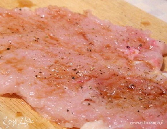 Куриную грудку отбить. Посолить и поперчить, сбрызнуть соевым соусом. Оставить на 10 минут промариноваться.