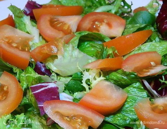 Собираем салат: на широкое блюдо выложить салатные листья. Сверху порезанные помидоры или помидоры черри (кому что нравится), куриные рулетики и порезанный сыр брусочками. Посолить, поперчить и заправить салат любимым соусом. У меня это — бальзамический уксус, оливковое масло и пару капель лимонного сока.