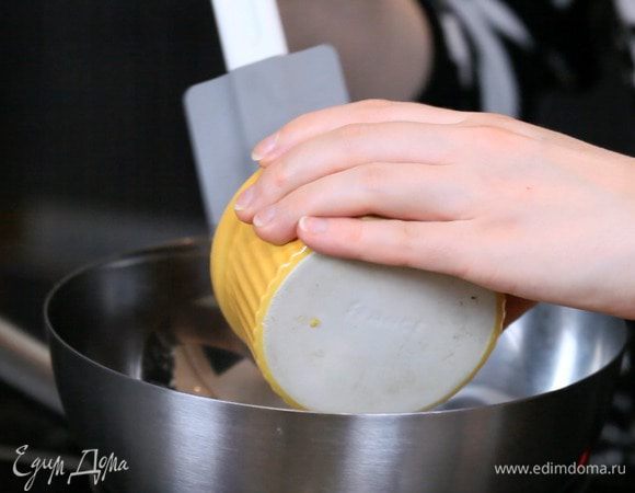 Растопить на водяной бане шоколад. В конце примешать сливочное масло до однородности. При желании, можно покрасить глазурь красителем для шоколада.

Перед украшением дать глазури остыть минут 15.