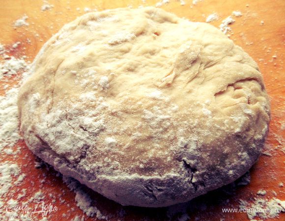 Смешиваем дрожжи в тёплой воде с маслом и солью, всыпаем муку и замешиваем тесто. Накрываем и оставляем в тепле минут на 40.