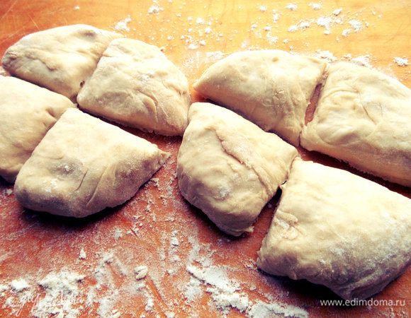 Когда тесто увеличится, разделить его на два шара, каждый шар поделить на четыре части.