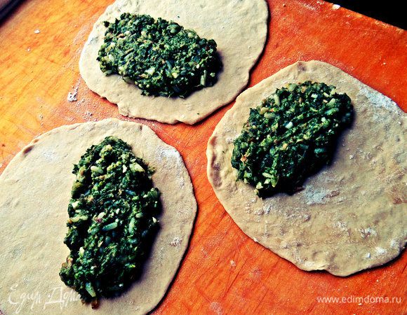 Раскатываем шарики теста в круг, и на половину разложим начинку — ложку с горкой, тогда хватит на все 8 пирожков.