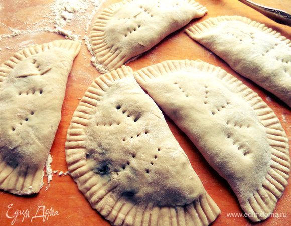 Накрываем второй половиной теста и защипываем при помощи вилки. Верх накалываем тоже вилкой.
