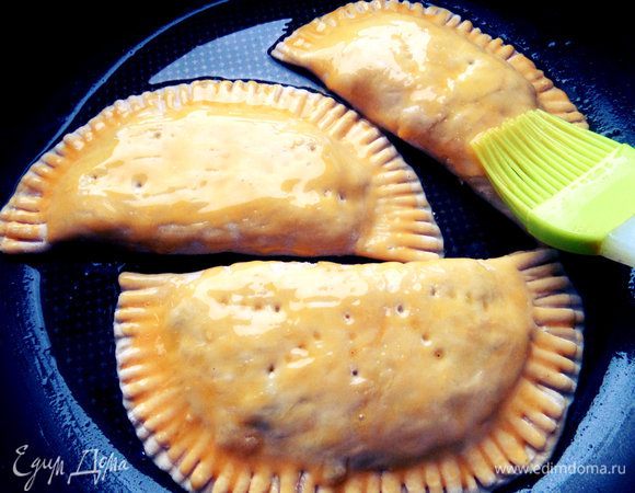 Смазываем верх желтком и отправляем выпекаться минут 15 при 180°С в смазанной форме.