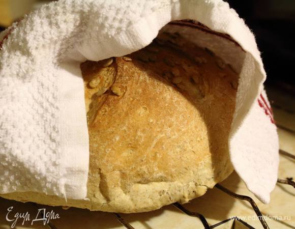 Готовый хлебушек уложить отдыхать на решетке, накрыв полотенцем.
Ароматный и вкусный! Приятного аппетита :)
