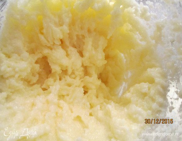 Смешиваем муку с разрыхлителем. Миксером взбиваем масло с сахаром.