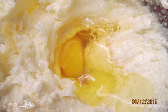 К сахарно-масляной массе, взбивая, по одному добавляем яйца. Продолжая взбивать, добавляем муку с разрыхлителем, затем цедру. Вливаем молоко и перемешиваем.