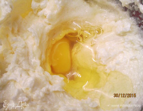 К сахарно-масляной массе, взбивая, по одному добавляем яйца. Продолжая взбивать, добавляем муку с разрыхлителем, затем цедру. Вливаем молоко и перемешиваем.