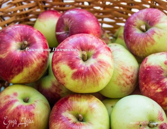 Яблоки должны быть твёрдые, чтобы они не потеряли форму, пока мы будем извлекать из них внутренность и делать чашу для пунша. Яблоки помыть, срезать верхушку и при помощи ложки и ножа удалить внутренности — мякоть и семечки.