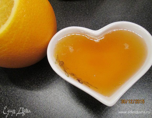 Приготовим сироп: нагреваем сок с сахаром до растворения. Сироп получается ароматный и яркий. По желанию готовим шоколадную глазурь: на водяной бане растапливаем шоколад.