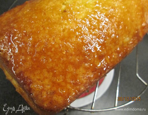 Готовый кекс, поливаем сиропом и остужаем на решетке.