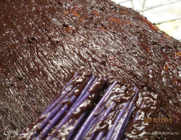 Теперь можно покрыть кекс шоколадной глазурью.