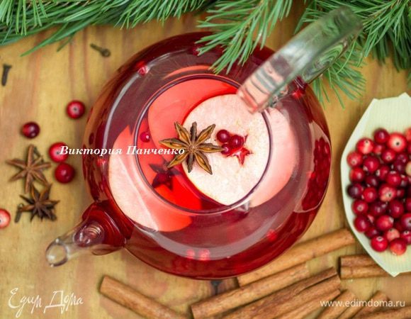 За основу пунша можно взять вот этот рецепт чая http://www.edimdoma.ru/retsepty/76284-yablochnyy-chay-s-brusnikoy-klyukvoy-i-kardamonom

Соединить чай и апельсиновый сок в сотейнике с толстым дном, поставить его на слабый огонь, добавить корицу и анис (бадьян) и довести до кипения. Не кипятить! Дать настояться не менее 1 часа.
