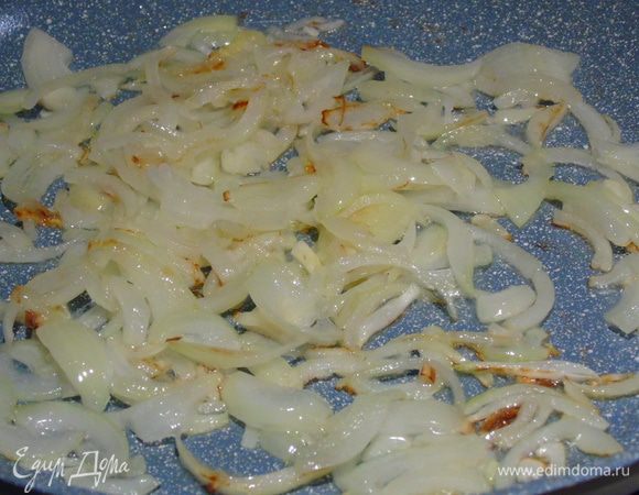 Лук нарезаем полукольцами и отправляем обжариваться  на растительном масле до золотистого цвета.