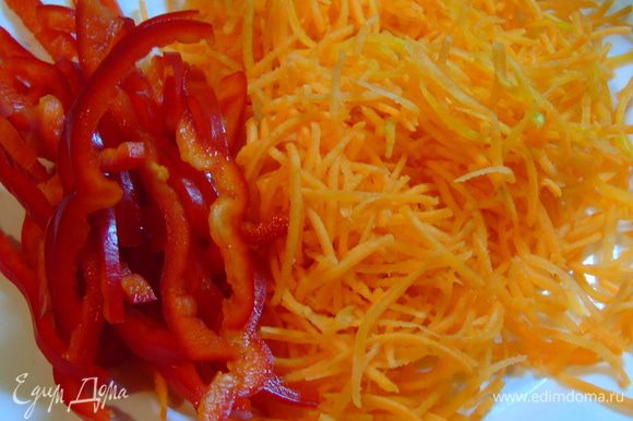 Перец нарезаем соломкой, а морковь натираем, лучше всего на терке для корейской моркови.